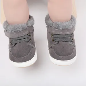 Nahaufnahme der grauen Baby-Winterschuhe mit warmem Kunstpelz und praktischem Klettverschluss