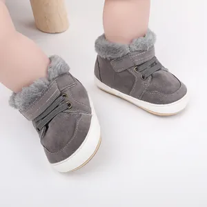 Detailansicht grauer Baby-Lauflernschuhe für den Winter mit warmem Kunstfellfutter.