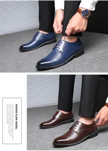 Vista dettagliata di scarpe Brogue da uomo in pelle blu e marrone in un ambiente professionale.