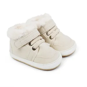 Weiche beige Baby-Winterstiefel mit kuscheligem Kunstfellfutter und Klettverschluss