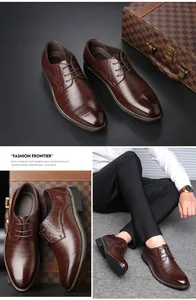Dettaglio delle scarpe Brogue da uomo in pelle marrone con suola in gomma.