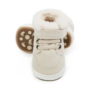 Nahaufnahme gemütlicher Baby-Winterschuhe mit weichem Kunstfellfutter und Klettverschluss