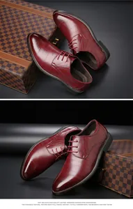 Vista dettagliata delle scarpe brogue in pelle bordeaux da uomo con cuciture eleganti