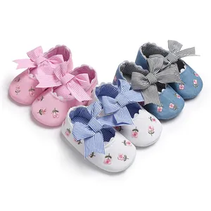 Chaussures de princesse pour bébé brodées avec des nœuds rayés en plusieurs couleurs.