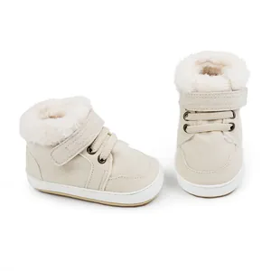 Weiche Baby-Winterstiefel mit kuscheligem Kunstfellfutter und praktischem Klettverschluss.