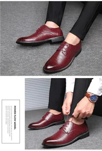 Dettaglio di eleganti scarpe brogue da uomo in pelle bordeaux con abito nero.