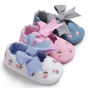 Chaussures de princesse brodées pour bébé avec nœuds rayés en plusieurs couleurs.