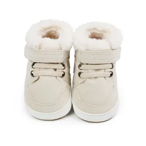 Vorderansicht der beigen Baby-Winterstiefel mit weichem weißem Kunstfellfutter