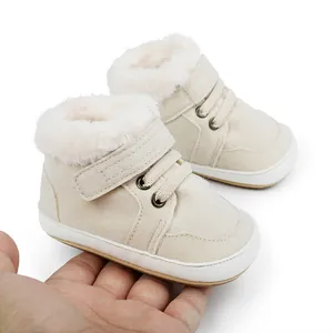 Detailansicht weicher beige Baby-Winterstiefel mit Kunstfellfutter, zur Größenansicht
