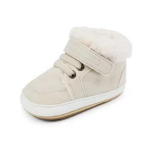 Detailansicht beige Winter-Babyschuhe mit dickem Kunstfellfutter