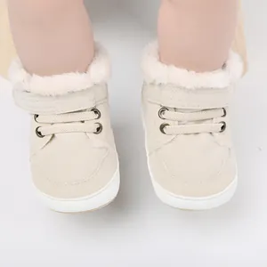 Detailansicht beige Baby-Winterschuhe mit weichem Kunstpelzfutter und Klettverschluss.