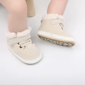 Bequeme beige Baby-Winterstiefel mit weichem Kunstfellfutter und praktischem Klettverschluss
