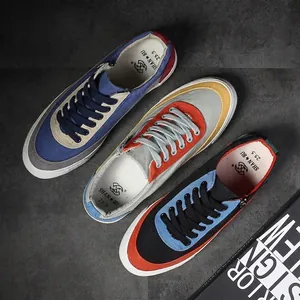 Trendige Herren-Segeltuchschuhe, atmungsaktive Low-Top-Freizeitschuhe in verschiedenen Farben.