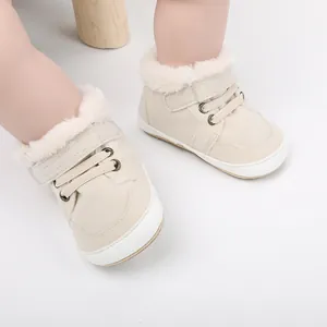 Nahaufnahme von Winter-Lauflernschuhen für Babys mit warmem Kunstfellfutter und Sohle