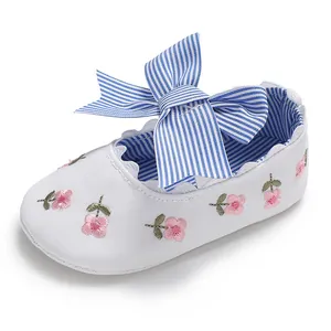 Chaussures princesse bébé fille blanches avec broderie florale et nœud bleu