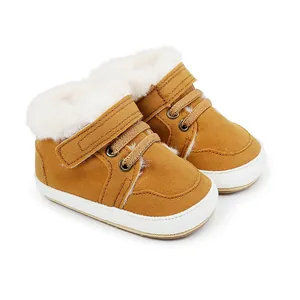 Detailansicht hellbraune Baby-Winterstiefel mit weichem Kunstfellfutter und Klettverschluss