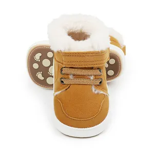 Braune Baby-Winterstiefel mit warmem weißem Kunstfellfutter und praktischem Klettverschluss.