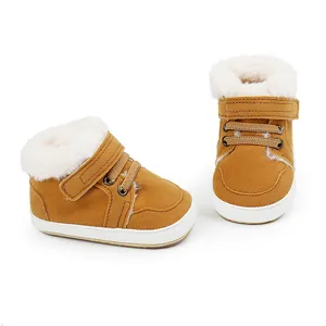 Gemütliche Baby-Winterstiefel mit weichem Kunstfellfutter und praktischem Klettverschluss.