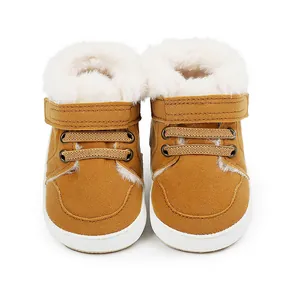 Detailansicht der warmen gefütterten Baby-Winterstiefel mit praktischem Klettverschluss