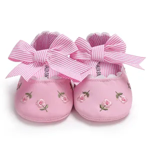 Chaussures de princesse roses pour bébés avec broderies florales et nœuds rayés
