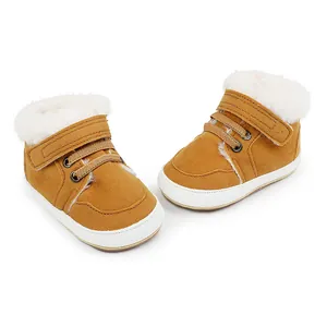 Detailaufnahme von warmen gelben Baby-Winterschuhen mit weißem Kunstfellfutter