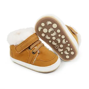 Detailansicht warmer Baby-Winterstiefel mit rutschfester Sohle und Kunstfellfutter.