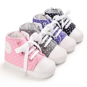 Detailansicht bunter Baby-Leinenschuhe mit Punkten und weichen Sohlen für Kleinkinder