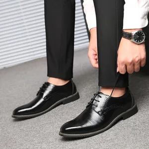 Eleganti scarpe stringate da uomo nere per business e ufficio con dettagli brogue