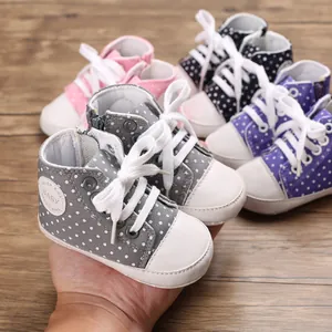 Detailansicht graue gepunktete Baby-Leinenschuhe mit weichen Sohlen und Schnürsenkeln