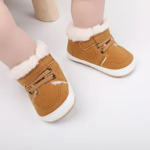 Detailansicht der gelben Baby-Winterstiefel mit warmem weißem Kunstfellfutter und Bändern
