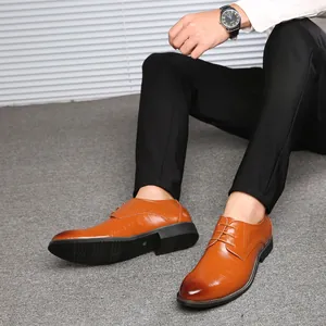 Eleganti scarpe stringate in pelle marrone da uomo stile casual britannico
