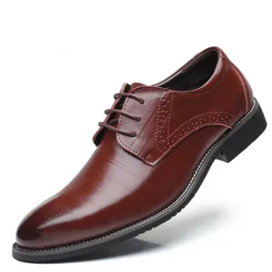Scarpe brogue classiche da uomo in pelle marrone con elegante design stringato e ombra