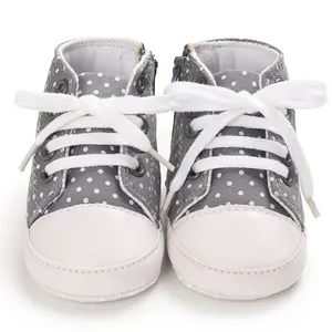 Vorderansicht der grauen gepunkteten Baby-Sneaker aus Canvas mit weicher Sohle
