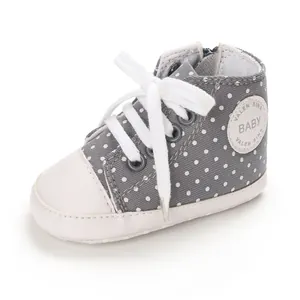 Graue gepunktete Baby-High-Top-Leinenschuhe mit weißen Schnürsenkeln und Reißverschluss
