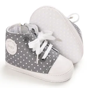 Detailansicht graue gepunktete Baby-Leinenschuhe mit weichen Sohlen und weißen Schnürsenkeln