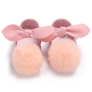 Chaussures premier pas bébé fille roses avec pompons en fourrure et oreilles