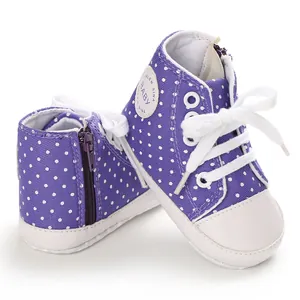 Detailansicht der lila gepunkteten Baby-Leinenschuhe mit Reißverschluss und weicher Sohle.