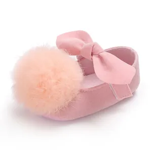 Chaussure de marche rose princesse pour bébé fille avec pompon duveteux et nœud en daim