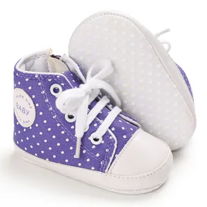 Lila gepunktete Baby-Leinenschuhe mit weichen Sohlen und weißen Schnürsenkeln