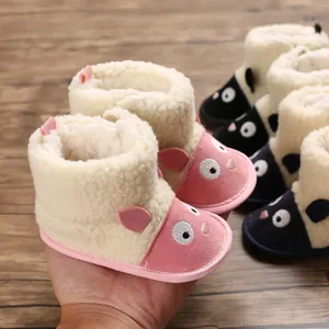 Vue détaillée de bottes d'hiver pour bébé avec doublure polaire chaude et semelle souple