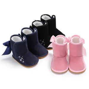 Baby-Winterstiefel mit warmem Kunstfellfutter und Schleifen in verschiedenen Farben.