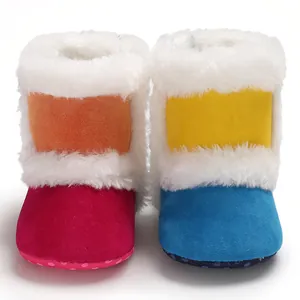 Gedetailleerde weergave van kleurrijke pluche baby sneeuwlaarzen met zachte antislipzool