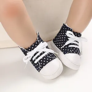 Detailansicht von marineblauen Baby-Leinenschuhen mit Punkten und weichen Sohlen