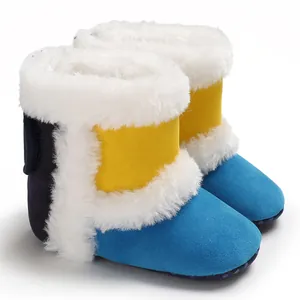 Detailopname van kleurrijke babywinterschoenen met warme witte imitatiebontvoering