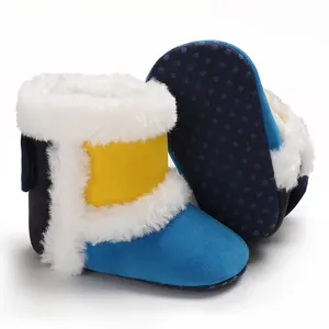 Detailweergave van baby winter sneeuwlaarzen met zachte antislipzolen en warme vacht
