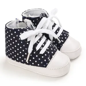 Detailansicht der dunkelblauen Baby-Leinenschuhe mit weißen Punkten und weichen Sohlen