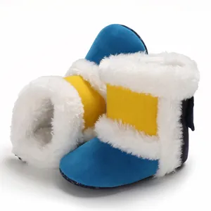 Gedetailleerd overzicht van babysneeuwlaarzen met blauwe stof en pluche witte voering