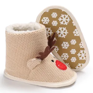 Vue détaillée des bottines de Noël renne pour bébé avec semelles antidérapantes souples