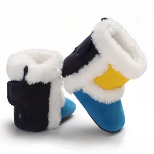 Close-up van baby-sneeuwlaarzen met zachte voering van imitatiebont en pluche textuur