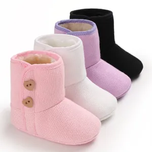 Detailopname van kleurrijke baby winterlaarzen met zachte pluche voering en hartknopen